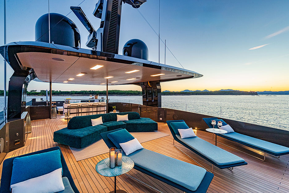 https://ru.yachting-mag.com/upload/iblock/02d/T55_Sportiva_Loewe_ext_sundeck_4_.jpg