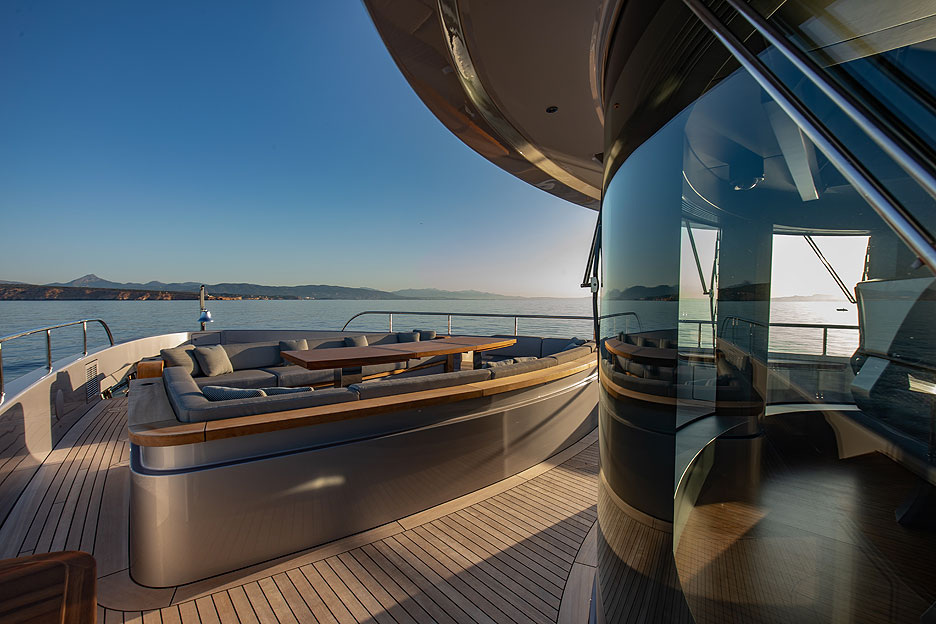 /upload/iblock/03c/Benetti_MY_Kahala_Upper_Deck_3_.jpg