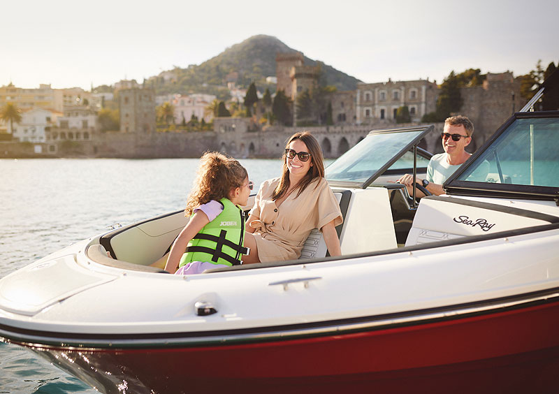 /upload/iblock/0ae/m2024-SPX-210-Outboard-SPO210-lifestyle-family-life-jacket-bow-01409.jpg
