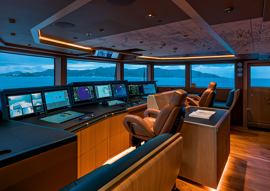 https://ru.yachting-mag.com/upload/iblock/0c1/BD_wheelhouse_RED_242.jpg