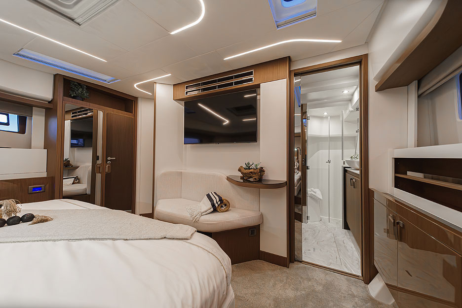 https://ru.yachting-mag.com/upload/iblock/0c3/PRESTIGE_F4.9_HARD_TOP_VERSION_SHOOTING_NEWPORT_CALIFORNIA_2024_49_.jpg