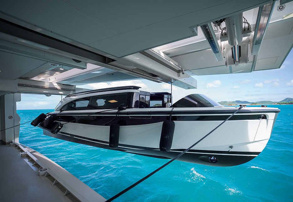 https://ru.yachting-mag.com/upload/iblock/183/MD_garage_limo_tender_RED_198.jpg