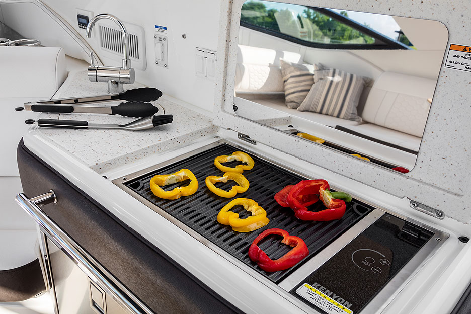 https://ru.yachting-mag.com/upload/iblock/1b0/2026_Sundancer_320_DA320_cockpit_wet_bar_grill_06354.jpg