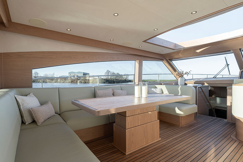 https://ru.yachting-mag.com/upload/iblock/21b/Mulder_FAVORITE_2000_int_03478.jpg