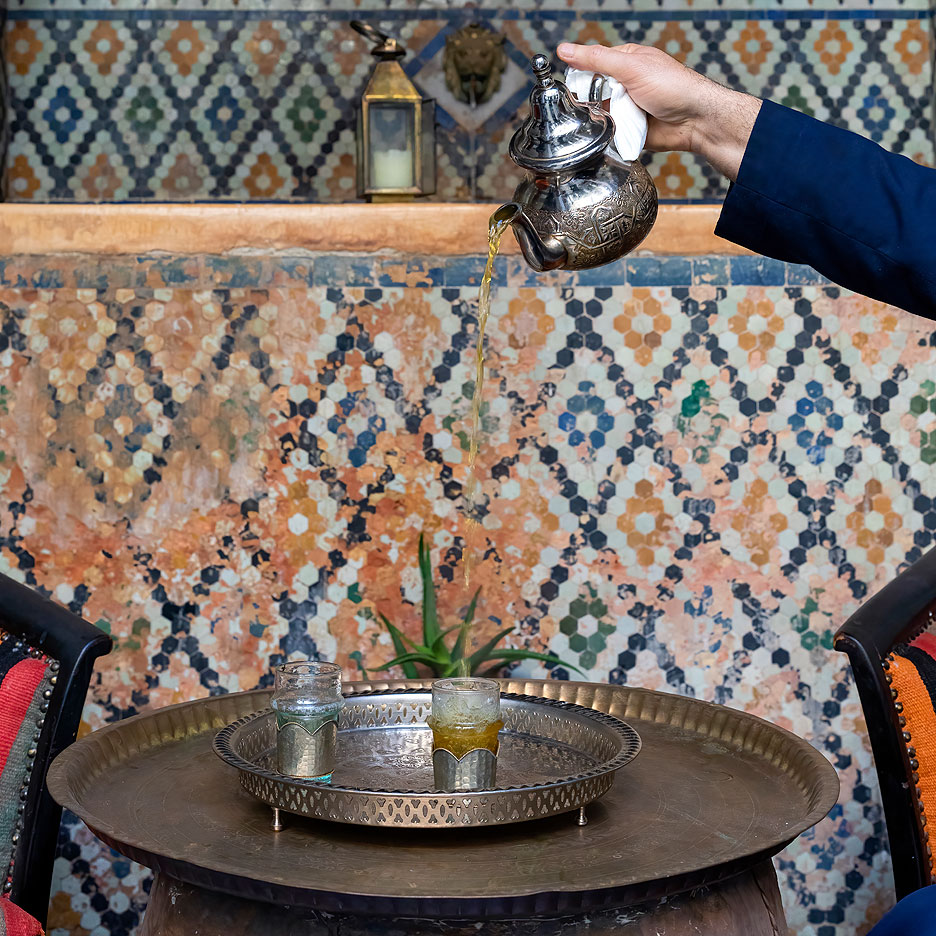 /upload/iblock/2af/moroccan_serving_mint_tea_traditional_way.jpg