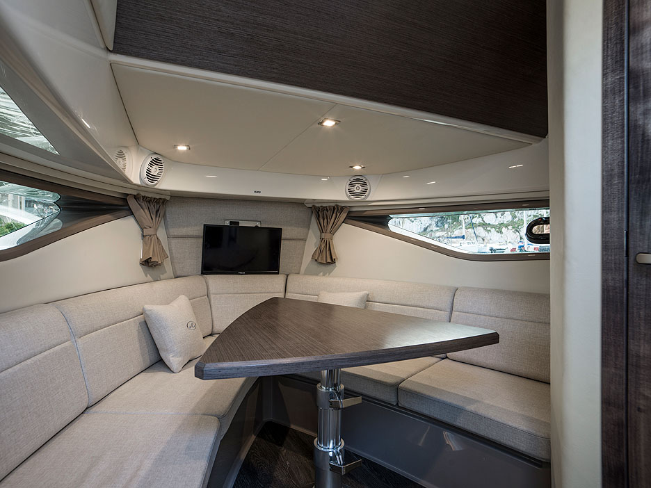 https://ru.yachting-mag.com/upload/iblock/2bd/Sundancer_320_Mallorca_63_.jpg