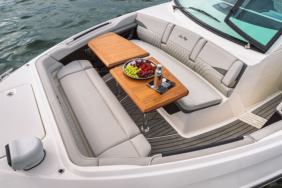 https://ru.yachting-mag.com/upload/iblock/304/2026_SLX_360_Outboard_SXO360_bow_seating_tables_01838.jpg