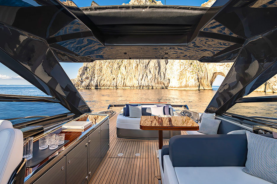https://ru.yachting-mag.com/upload/iblock/3ed/mRiva_58_Capri_12_.jpg