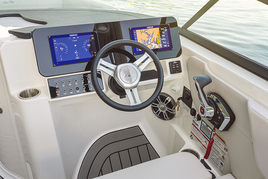 https://ru.yachting-mag.com/upload/iblock/4a1/2026_SDX_270_SDX270_helm_01431.jpg
