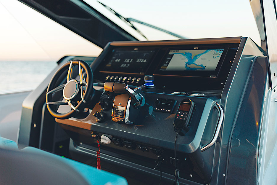 https://ru.yachting-mag.com/upload/iblock/4ce/Sacs_Tecnorib_PIRELLI_47_5_.jpg