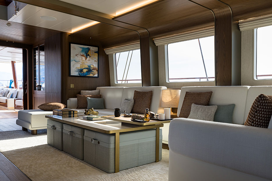 https://ru.yachting-mag.com/upload/iblock/529/31._Simena_Salon_Jeff_Brown_JB_R6001.jpg
