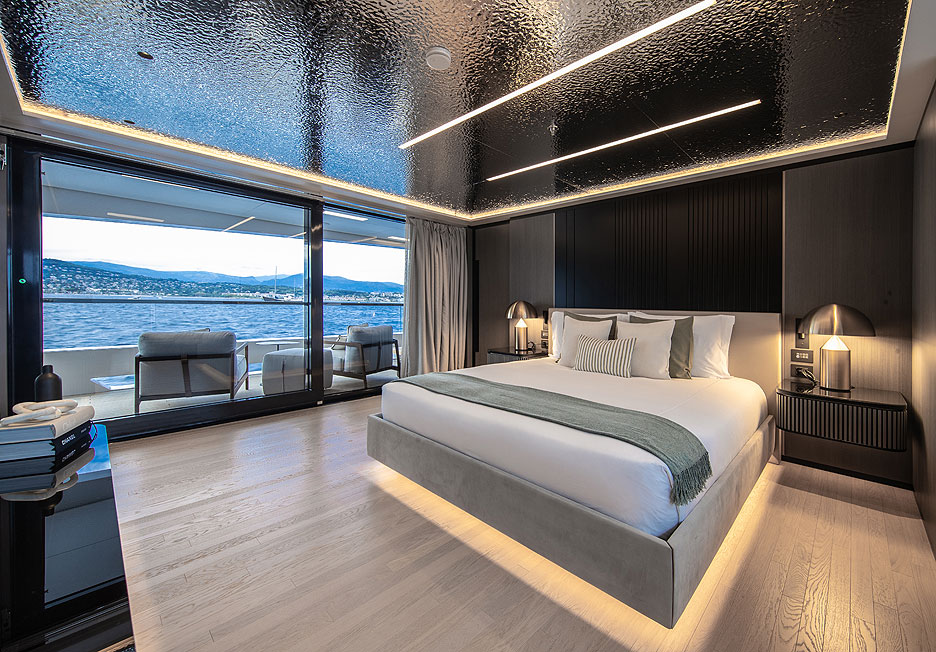 https://ru.yachting-mag.com/upload/iblock/6a2/T55_Sportiva_Loewe_int_MD_owner_2_.jpg