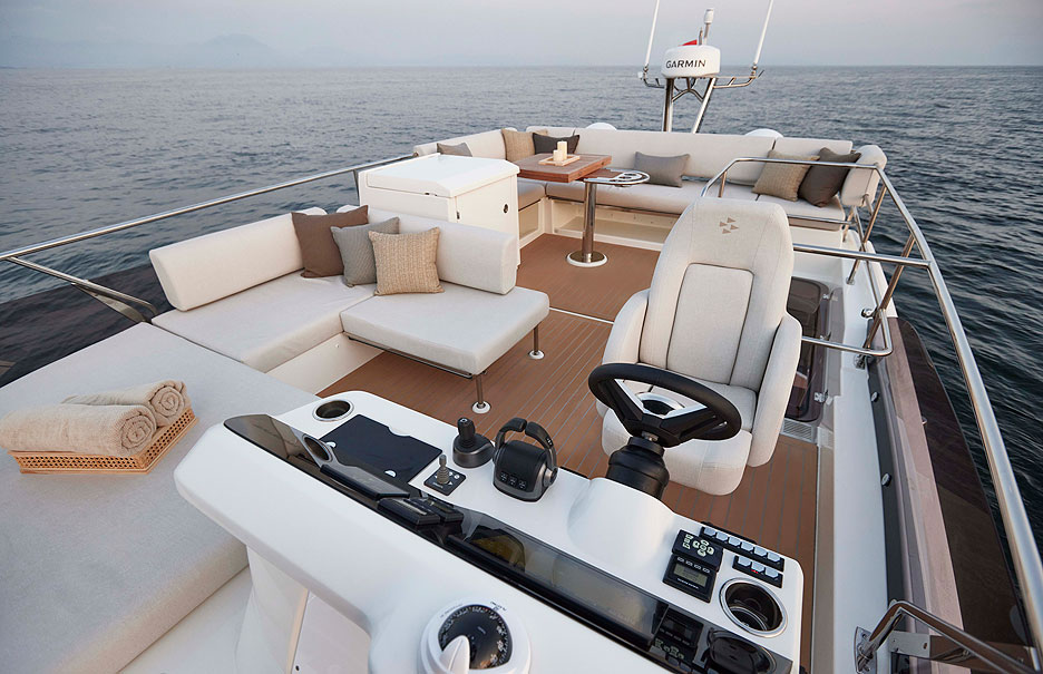 https://ru.yachting-mag.com/upload/iblock/727/PRESTIGE_F4.9_PHOTOS_EXTERIOR_DETAILS.jpg