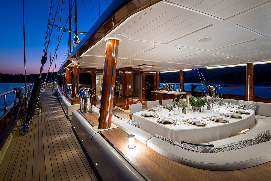 https://ru.yachting-mag.com/upload/iblock/841/25._Simena_Aft_Cockpit_Jeff_Brown_JB_R5531.jpg