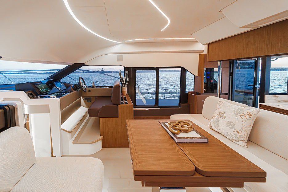 https://ru.yachting-mag.com/upload/iblock/84e/PRESTIGE_F4.9_HARD_TOP_VERSION_SHOOTING_NEWPORT_CALIFORNIA_2024_46_.jpg