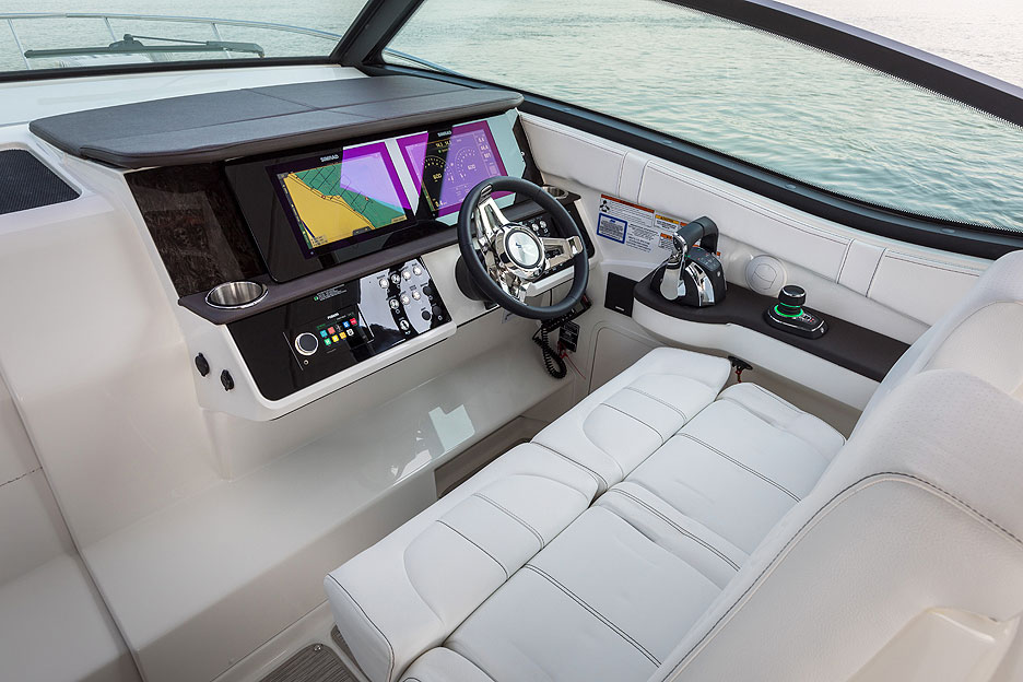 https://ru.yachting-mag.com/upload/iblock/946/2026_Sundancer_320_DA320_helm_00058.jpg