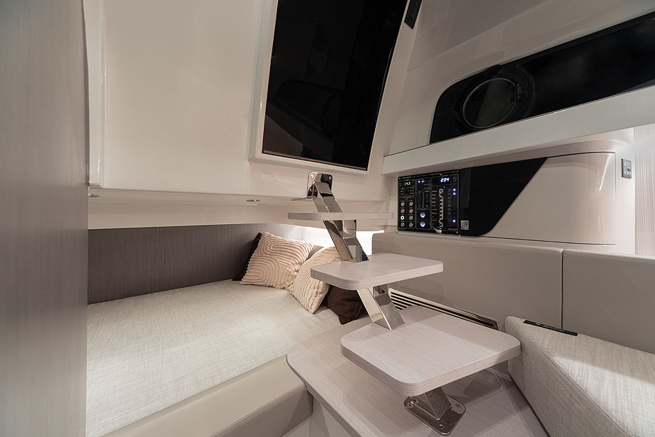 https://ru.yachting-mag.com/upload/iblock/9bf/New_Strider_13_interiors_3_.jpg