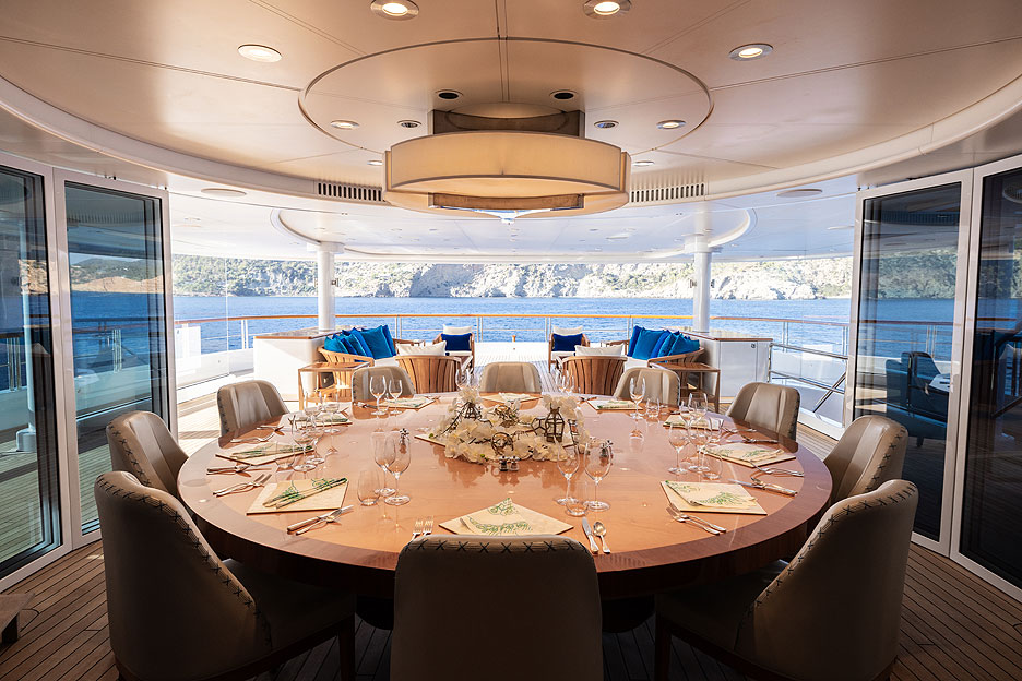 https://ru.yachting-mag.com/upload/iblock/9c5/Rocinante_Upper_Deck_Dining_02.jpg