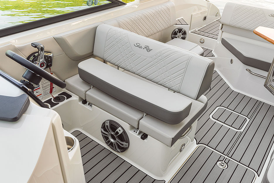 https://ru.yachting-mag.com/upload/iblock/a83/2026_SDX_270_SDX270_helm_seat_bolster_up_01381.jpg