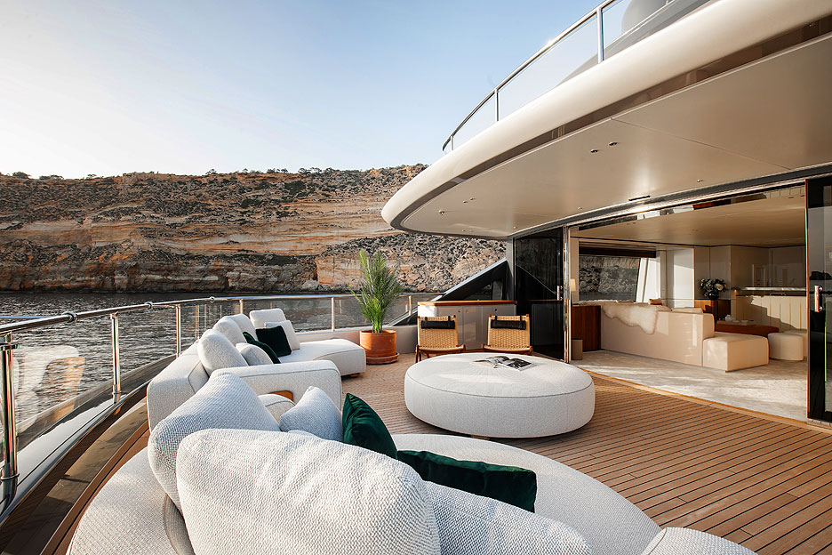 /upload/iblock/abb/Benetti_MY_Kahala_Upper_Deck_4_.jpg