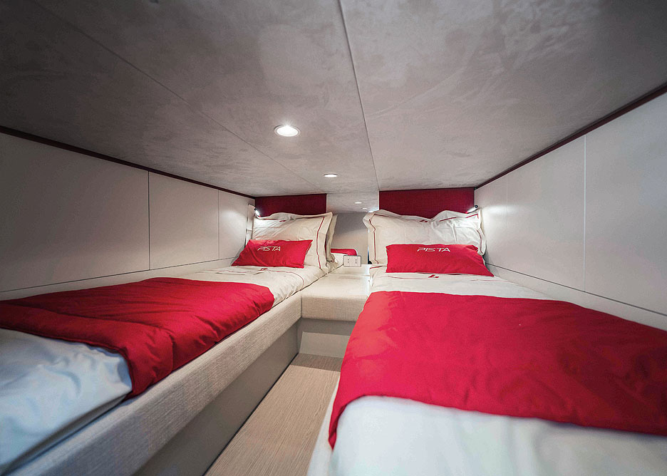 https://ru.yachting-mag.com/upload/iblock/b59/astor_38_pista_7_f2ae3442681244d78b25f9282a3d37a9.jpg