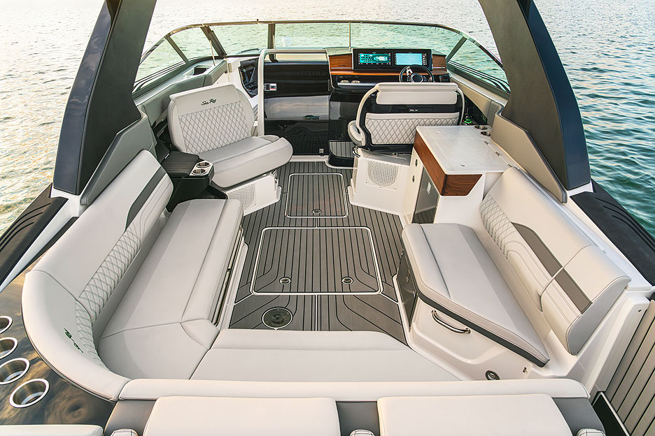 https://ru.yachting-mag.com/upload/iblock/c0b/2026_SLX_360_Outboard_SXO360_cockpit_01408.jpg
