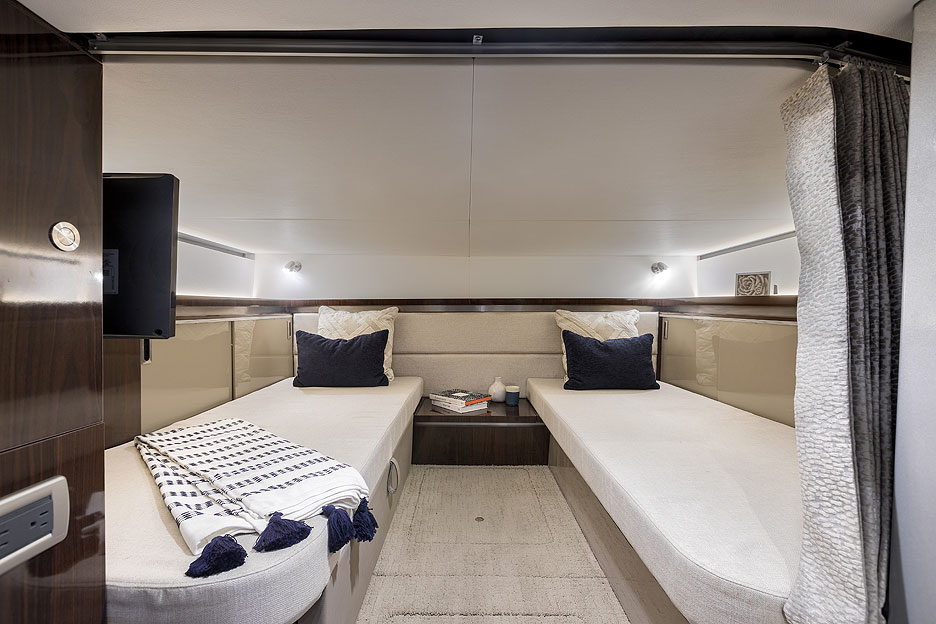 https://ru.yachting-mag.com/upload/iblock/c26/2026_Sundancer_320_DA320_cabin_mid_berth_00012.jpg