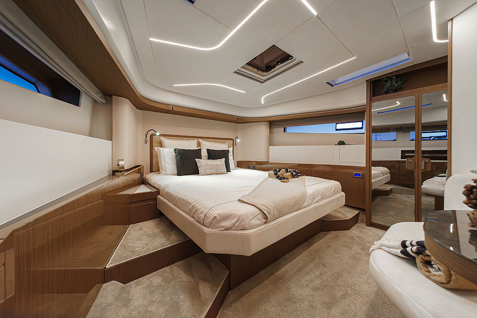 https://ru.yachting-mag.com/upload/iblock/c64/PRESTIGE_F4.9_HARD_TOP_VERSION_SHOOTING_NEWPORT_CALIFORNIA_2024_48_.jpg