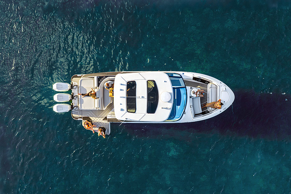 https://ru.yachting-mag.com/upload/iblock/de2/2026_SLX_360_Outboard_SXO360_lifestyle_aerial_overhead_friends_08477.jpg