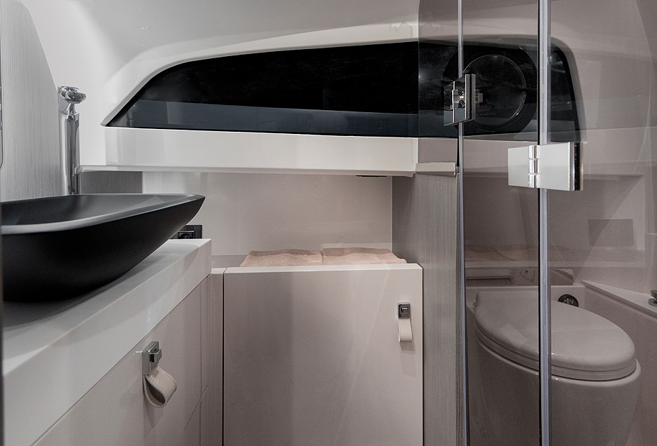 https://ru.yachting-mag.com/upload/iblock/e0e/New_Strider_13_interiors_4_.jpg