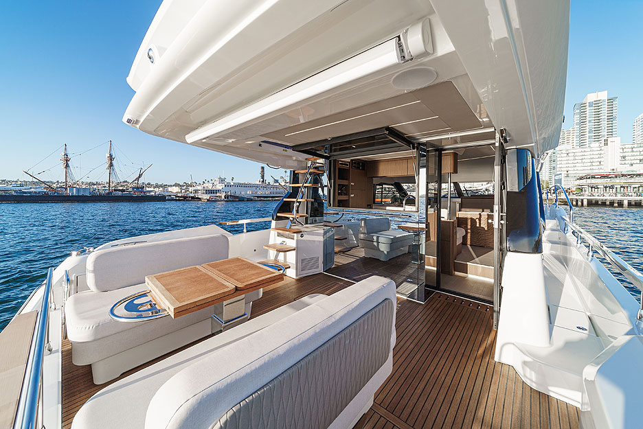 https://ru.yachting-mag.com/upload/iblock/e52/PRESTIGE_F4.9_HARD_TOP_VERSION_SHOOTING_NEWPORT_CALIFORNIA_2024_30_.jpg