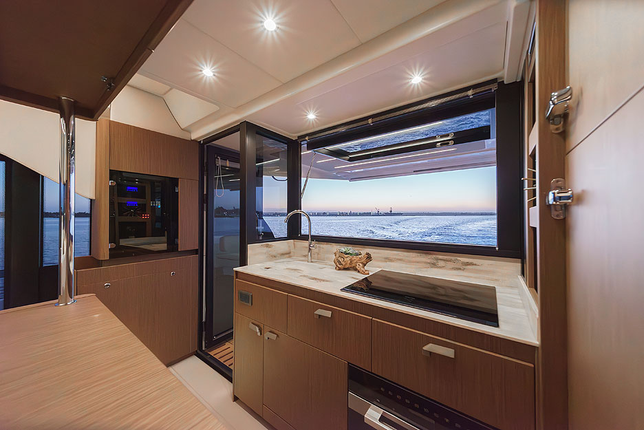 https://ru.yachting-mag.com/upload/iblock/eb9/PRESTIGE_F4.9_HARD_TOP_VERSION_SHOOTING_NEWPORT_CALIFORNIA_2024_41_.jpg