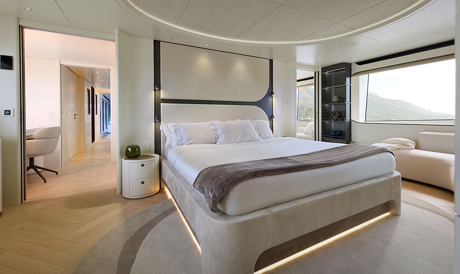 /upload/iblock/f40/Owners_stateroom_01_VANDERVALK_34M_tri_deck.jpg