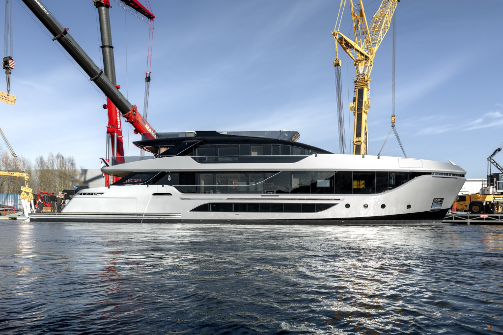 01.-Van_der_Valk_Shipyard_Launc.jpg 01.-Van_der_Valk_Shipyard_Launc.jpg