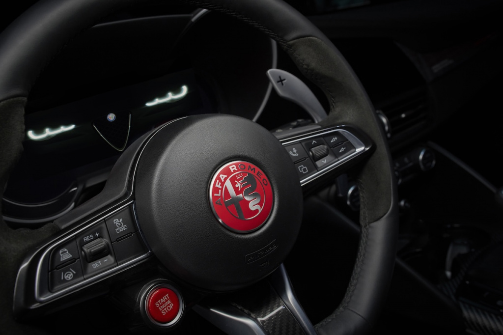 13_Giulia Quadrifoglio Luna Rossa.jpg 13_Giulia Quadrifoglio Luna Rossa.jpg