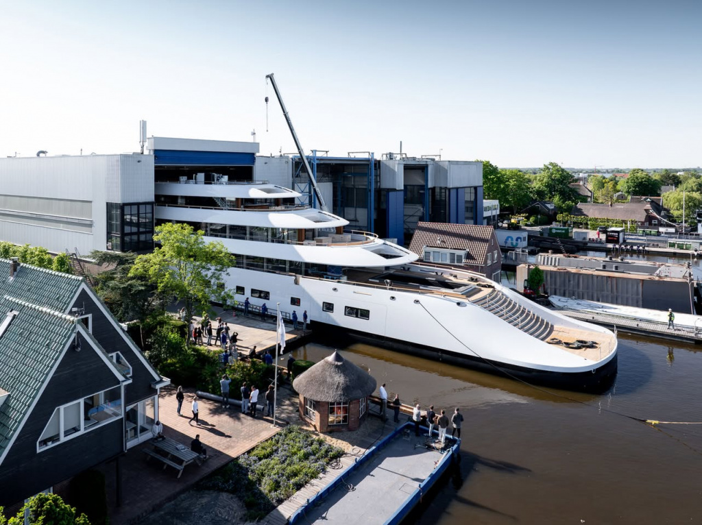Feadship 824-01.jpg Feadship 824-01.jpg